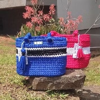 Bolsa Mateira em croche Feita a mão com fio de malha. Nas cores GreNal