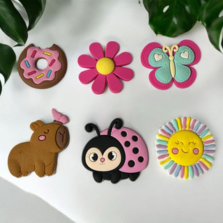 Kit 4/5/6/7/8 Aplique Para Babuche Botons Pins Emborrachado Divertidos Enfeite Acessório Personagens Adulto Infantil