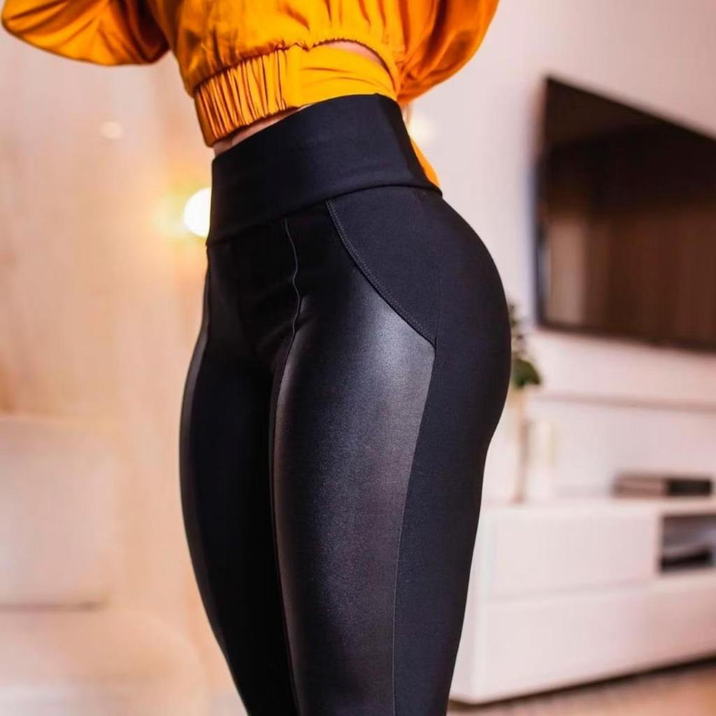 Calça legging feminina montaria flanelada cintura alta, com detalhe na lateral em cirrê