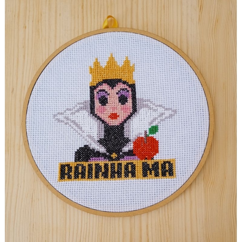 Quadro de parede bordado em bastidor. Rainha má. Malévola.
