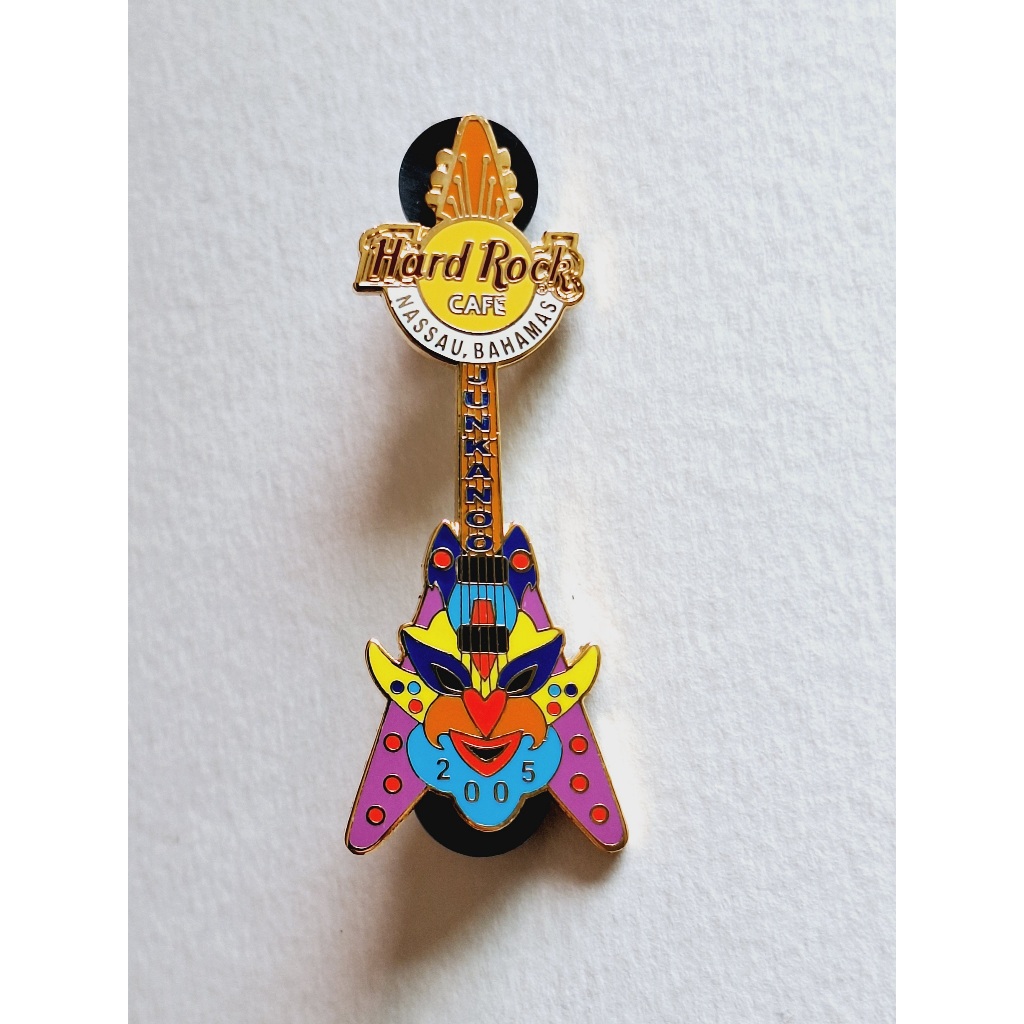 Pin / Broche - Hard Rock Cafe - Nassau - Junkanoo Mask Flying V Guitar 2005