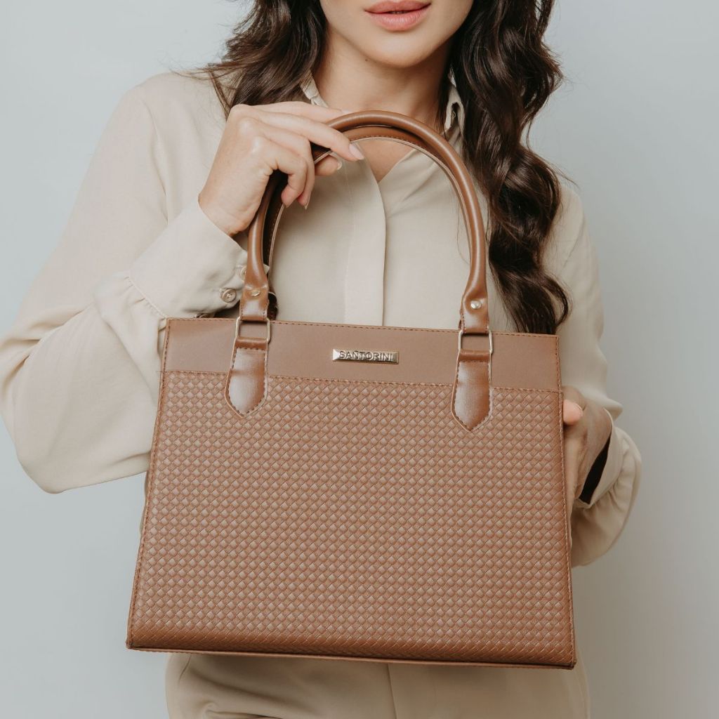 Bolsa grande tote tiracolo com alça transversal de ombro bolso interno e fechamento em zíp...
