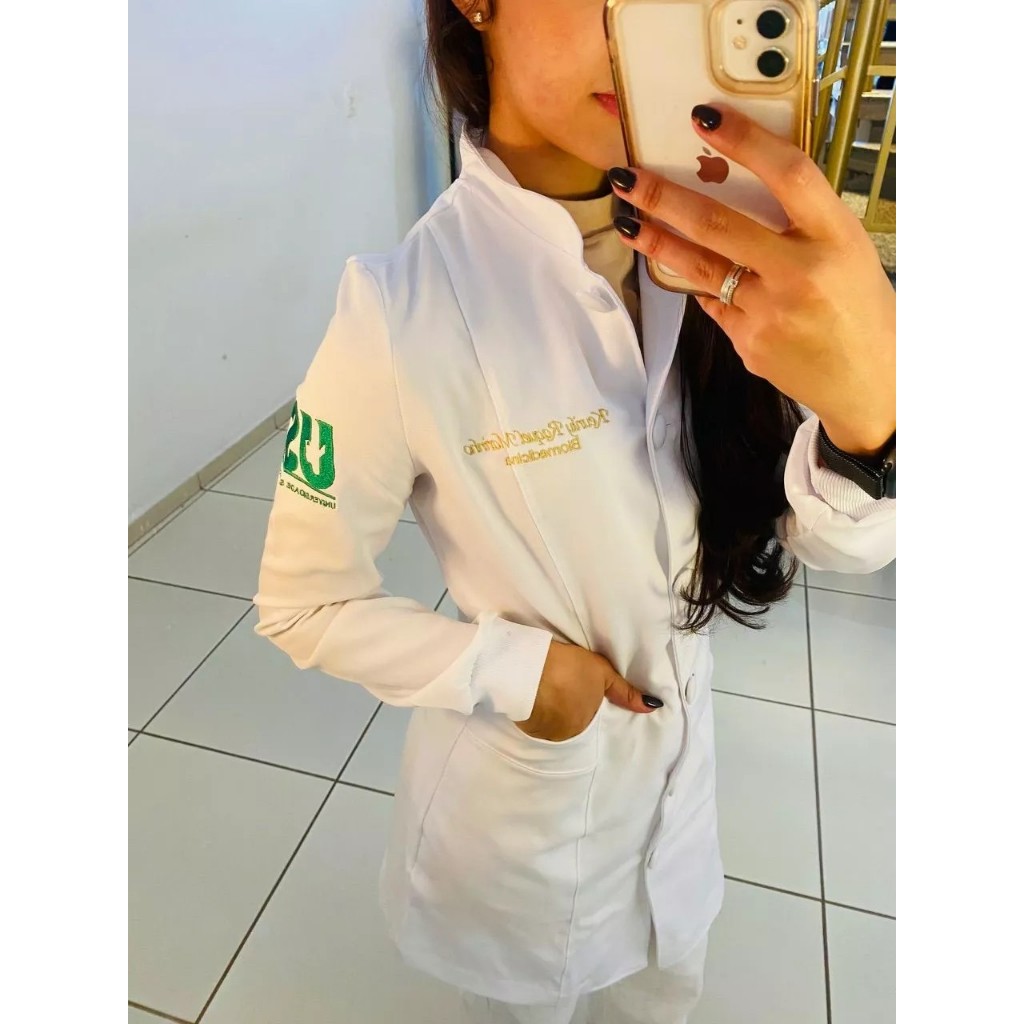 Jaleco feminino tradicional com bordado de nome + brasão de curso