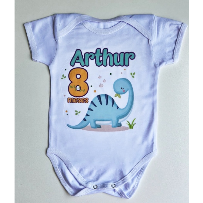 Body Mesversário Aniversário Dinossauro Saurópodes Personalizado com Nome e Mês (Idade)