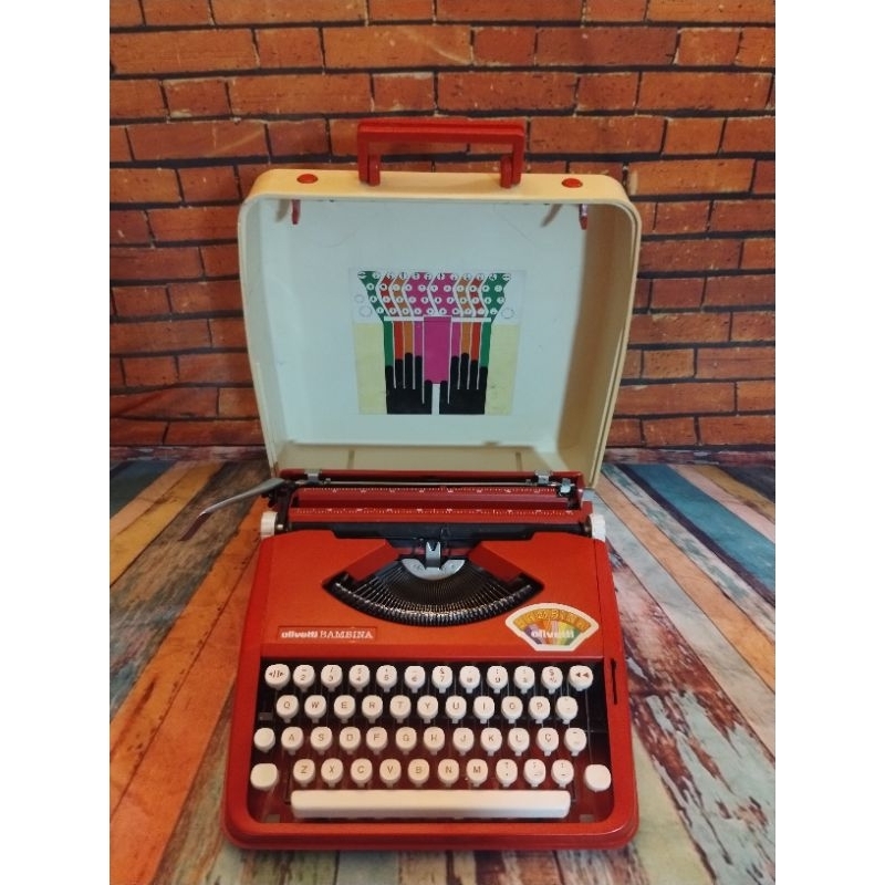 Máquina de escrever Olivetti Bambina