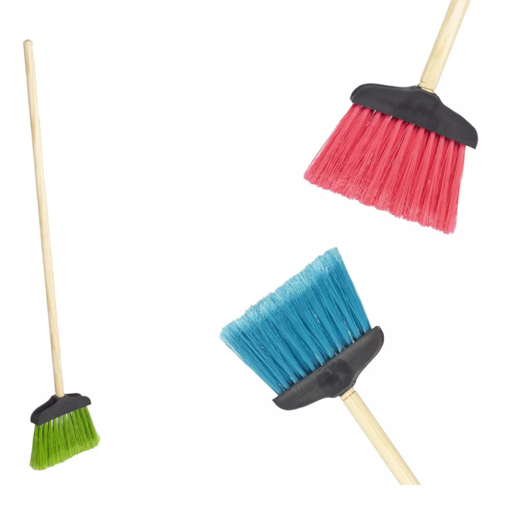 vassoura infantil cerdas macias acompanha cabo cores sortidas  rosa, verde , azul e roxa em Oferta na Shopee