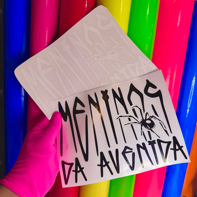 [20X14cm] Adesivo | Meninos da Avenida com aranha todo preto ou todo branco com fundo vazado
