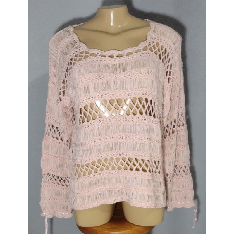 Blusa em crochê de tear com cetim nos punhos estilo Boho Chic veste G/GG *[ MEDIDAS NA DESCRIÇÃO]*
