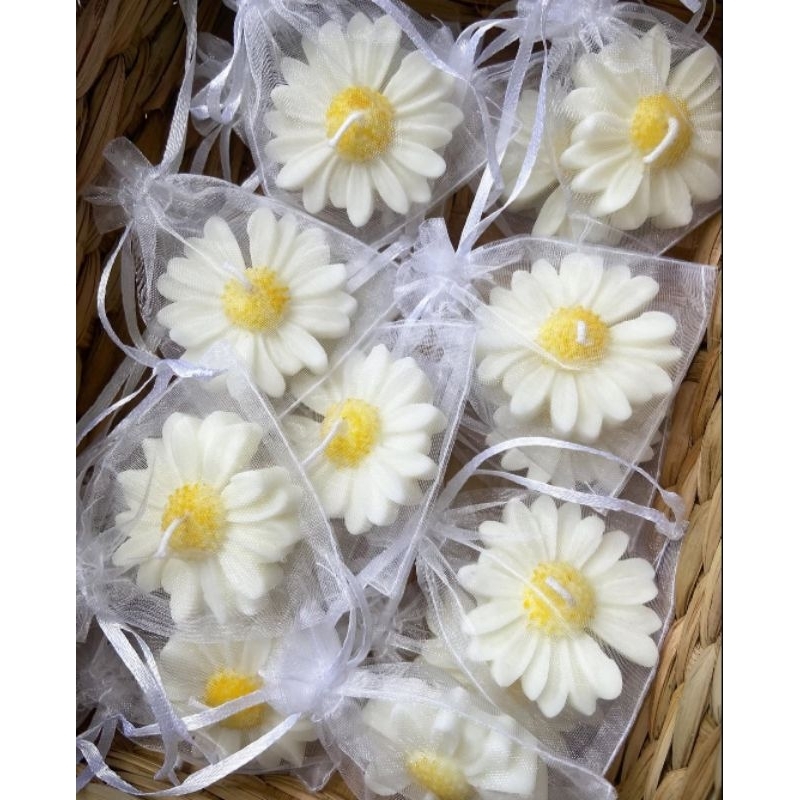 lembrancinha vela margarida aromática com saquinho de organza, lembrancinha margarida