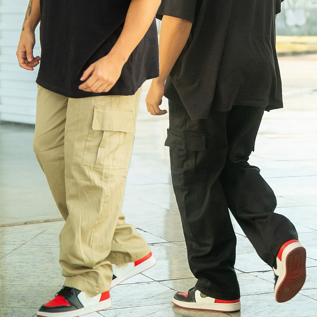 Calça Cargo Masculina Sarja Larga Streetwear Militar Tatico com Bolsos Laterais