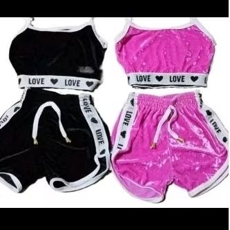 kit com 2 CONJUNTO INFANTIL EM VELUDO MOLHADO CROPED E SHORT.