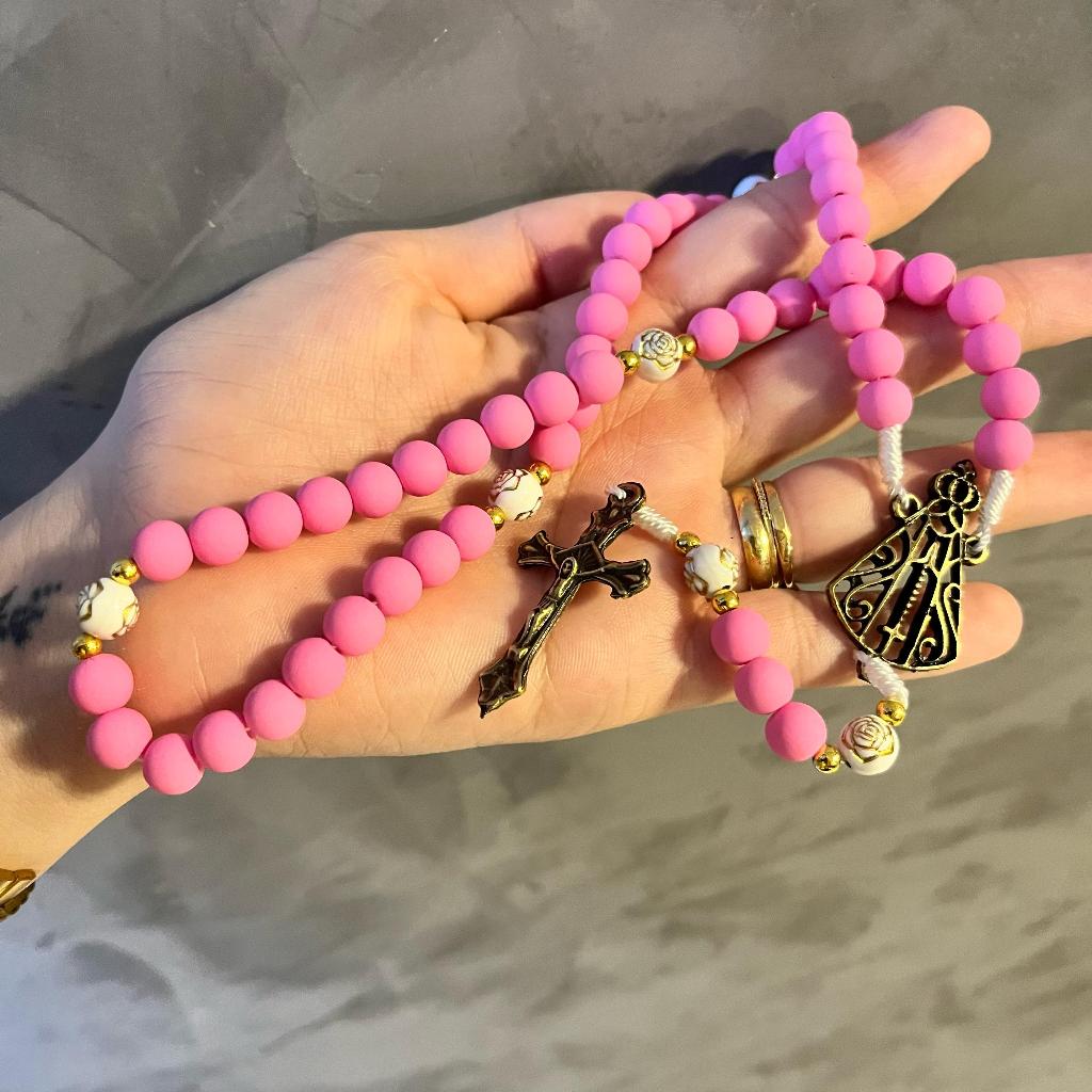 Terço Emborrachado Nossa Senhora Aparecida rosa crucifixo e entremeio de metal / lembrança presente para carro terco em Oferta na Shopee