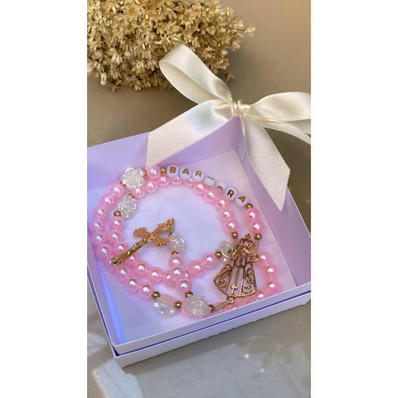 TERÇO PERSONALIZADO LEMBRANCINHA NOSSA SENHORA PEROLAS E FLORES PARA LEMBRANCINHA BATIZADO CRISMA EUCARISTIA
