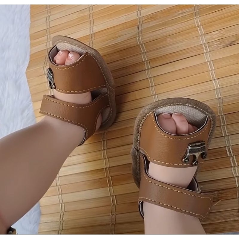 Sandália para bebê menino com coroa marrom sapatinho bebe calçado infantil sapato nenê neném recém-nascido