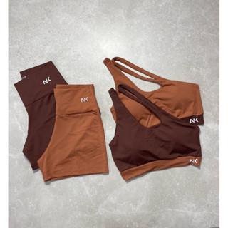 conjunto em poliamida top lateral e short para treinos atividades físicas - várias cores