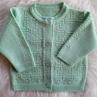 casaquinho desenhado de bebe em tricô com botão trico antialérgico unissex em Oferta na Shopee