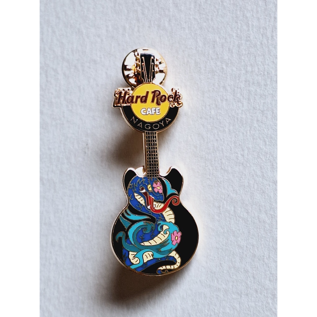 Pin / Broche - Hard Rock Cafe - Nagoya - Tattoo Guitar Series 2005 Vertical Black Guitar with Serpent