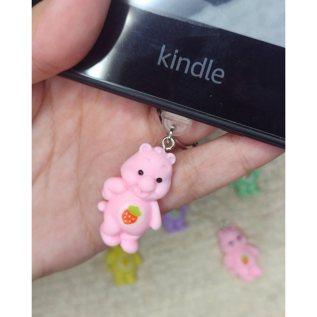 Charm dos Ursinhos Carinhosos com plug anti poeira para celular, tablet e Kindle