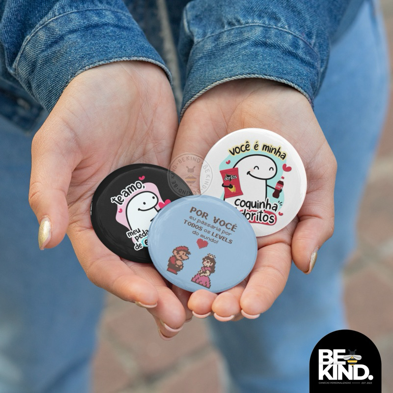 Botton/Broche 4,5cm Personalizados Frases De Amor/Carinho - Casal Várias Estampas | be kind.