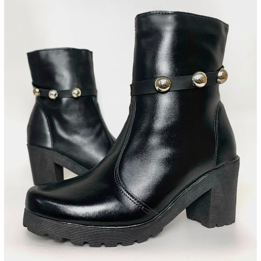Bota Feminina com Esferas Fechamento Zíper Coturno Sola Tratorada Cano Curto Salto Grosso Ref 20/180