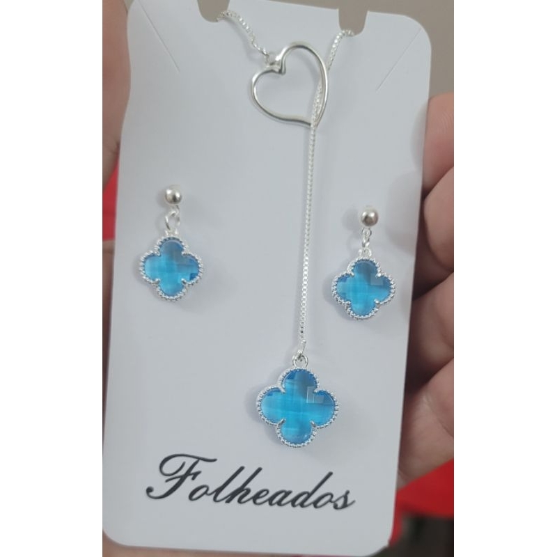 Kit Conjunto Colar Gravatinha Trevo Flor Cristal e Brincos - Inspiração Virgínia Tendência e Moda