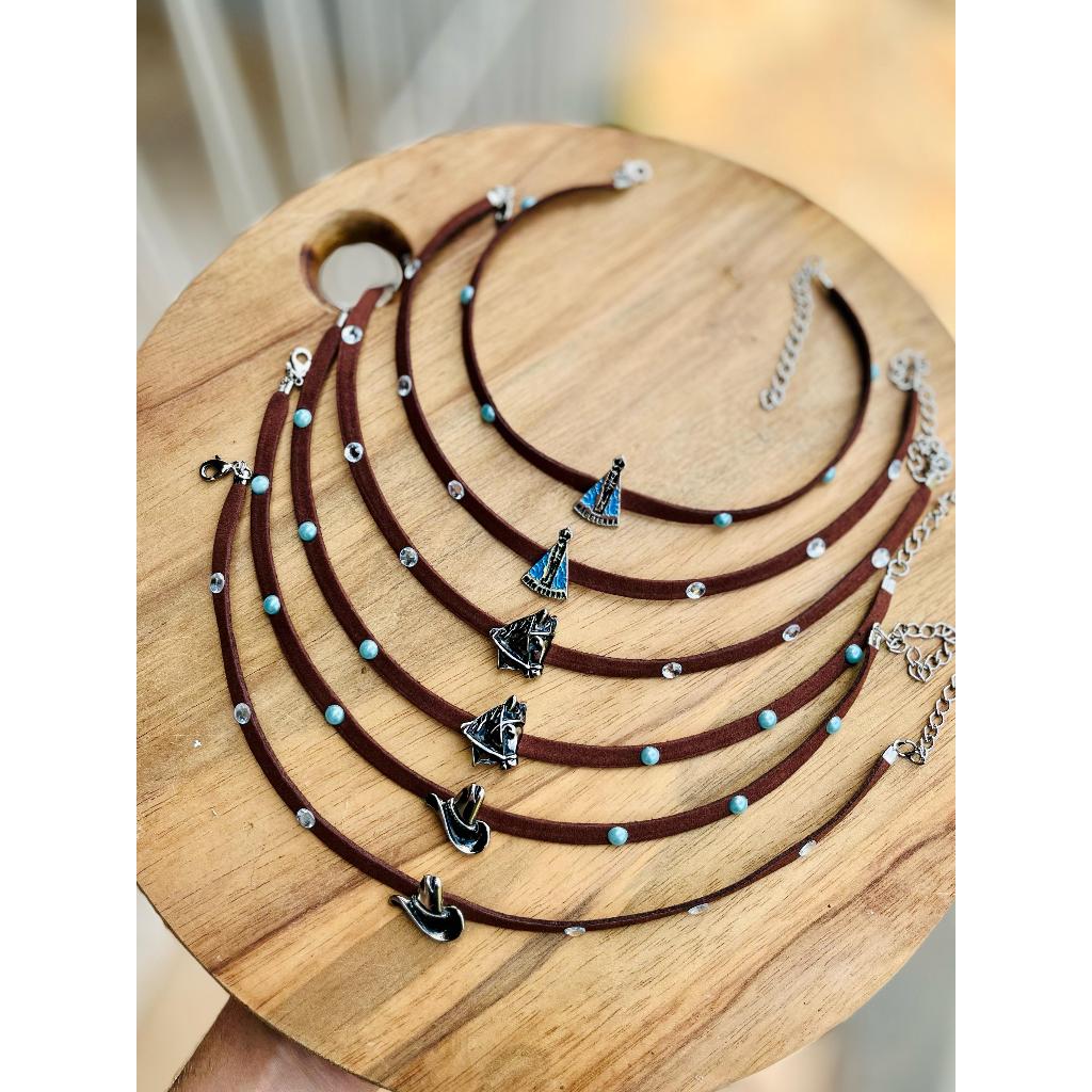 Choker Country de Camurça com Pingentes Chapeu Nossa Senhora Cavalo Modelo Boiadeira Colar Choker