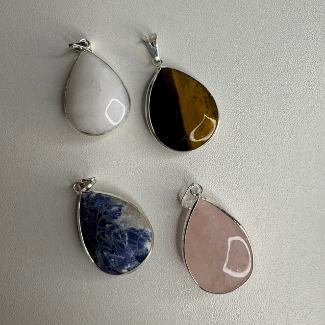 Pingente Gota Pedra Natural com aro de metal, quartzo, sodalita, olho de tigre. em Oferta na Shopee