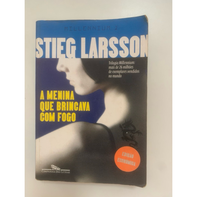 Livro A Menina Que Brincava Com Fogo.