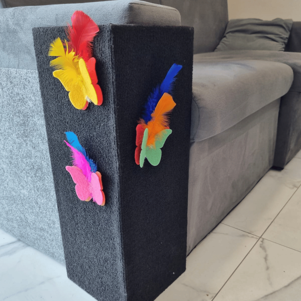 Brinquedo para Arranhador Adesivo – Acessório Interativo com Penas para Gato 1 Unidade
