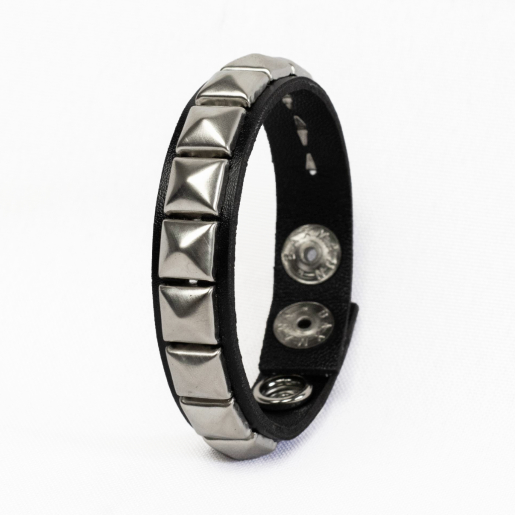 Bracelete Pulseira Couro - Cor Prata Com 1 Fileira Pirâmides - Estilo Punk Rock Emo
