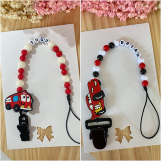 Prendedor de chupeta personalizado com tema e nome para menino carros em Oferta na Shopee