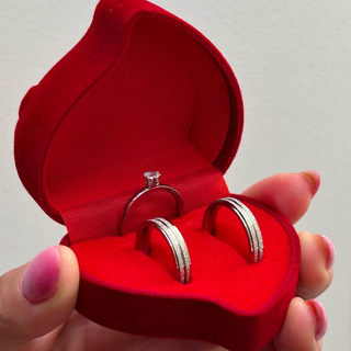 Par de Aliança de Namoro Prata Brilhante Diamantada Canal Finas 4mm + Solitário + Caixinha Vermelha em Oferta na Shopee