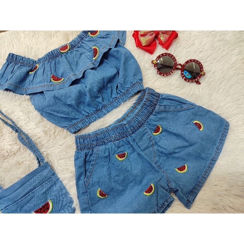 Conjunto Jeans feminino blusinha ciganinha bordado cereja com bolsa