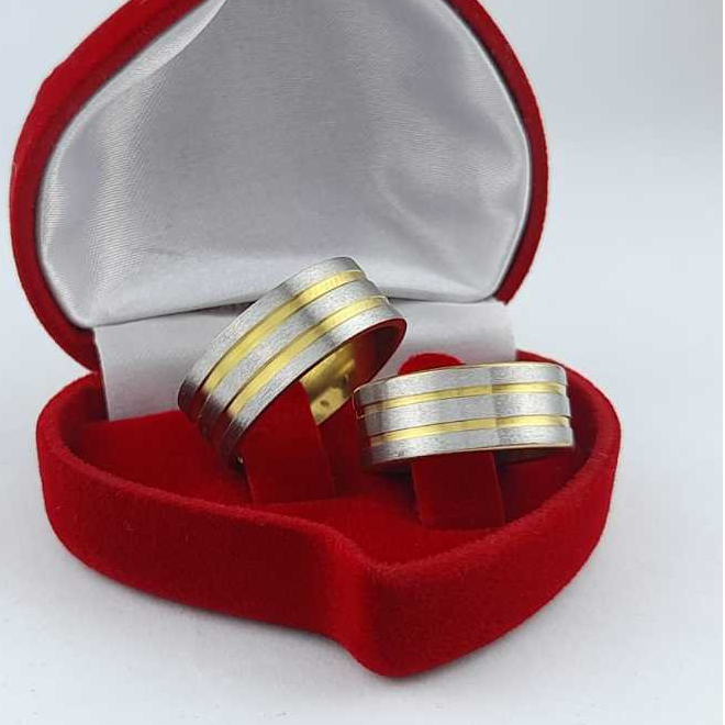 Par De Aliança Escovada Prata Com Friso Dourado Namoro Noivado 8mm