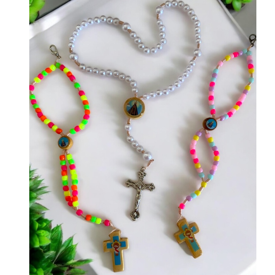 Terço Perolado e Pulseira Pulso Infantil Colorido Nossa Senhora Aparecida