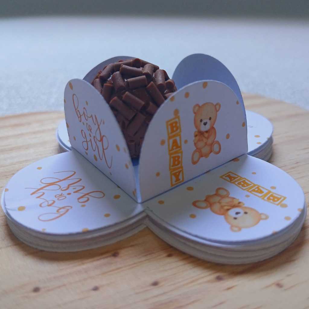 Forminhas Personalizadas para Doce Brigadeiro 4 Pétala Festa, Aniversário Ursinho Chá revelação Neutro Branco Dourado