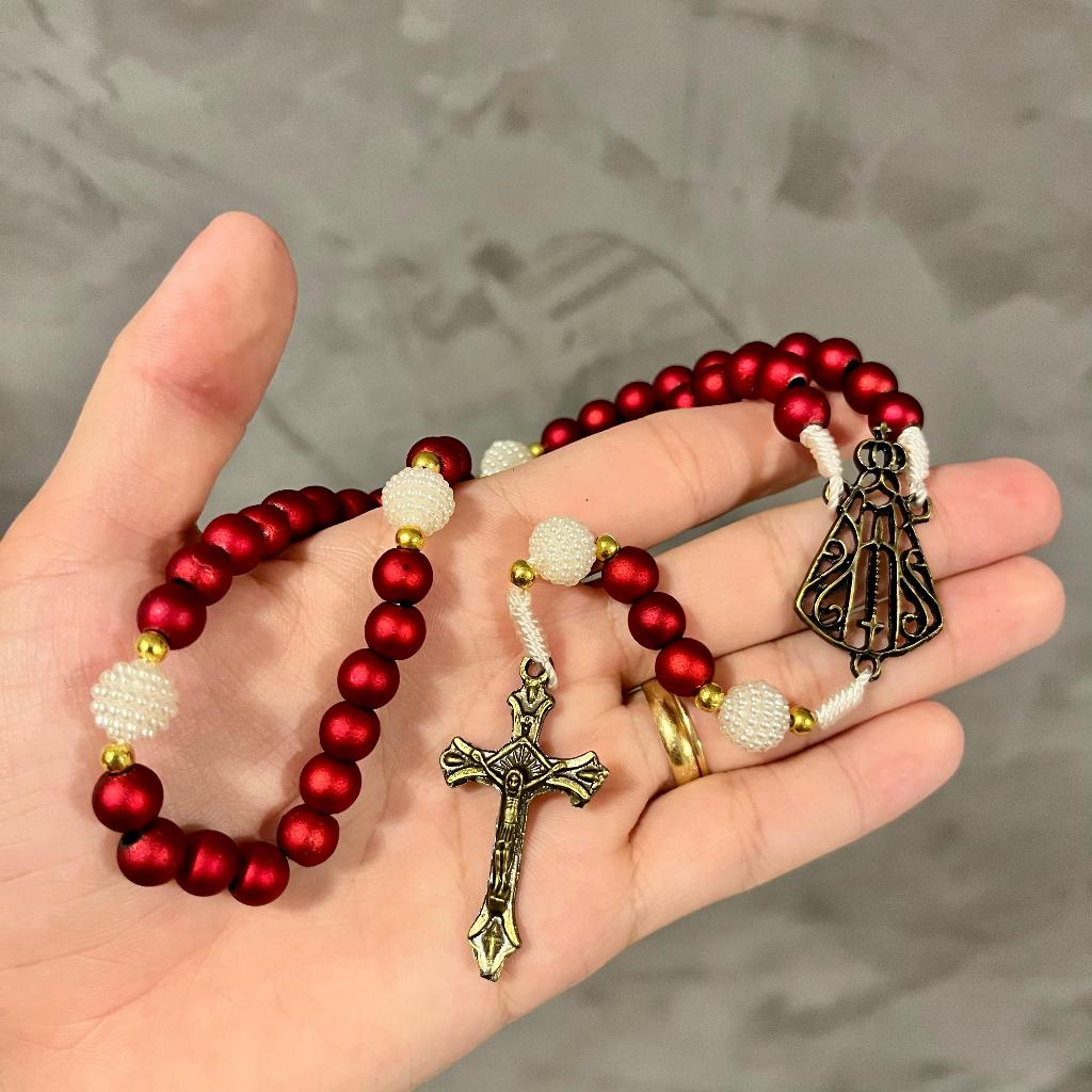 Terço Emborrachado Nossa Senhora Aparecida vermelho crucifixo e entremeio de metal / perola presente para carro terco