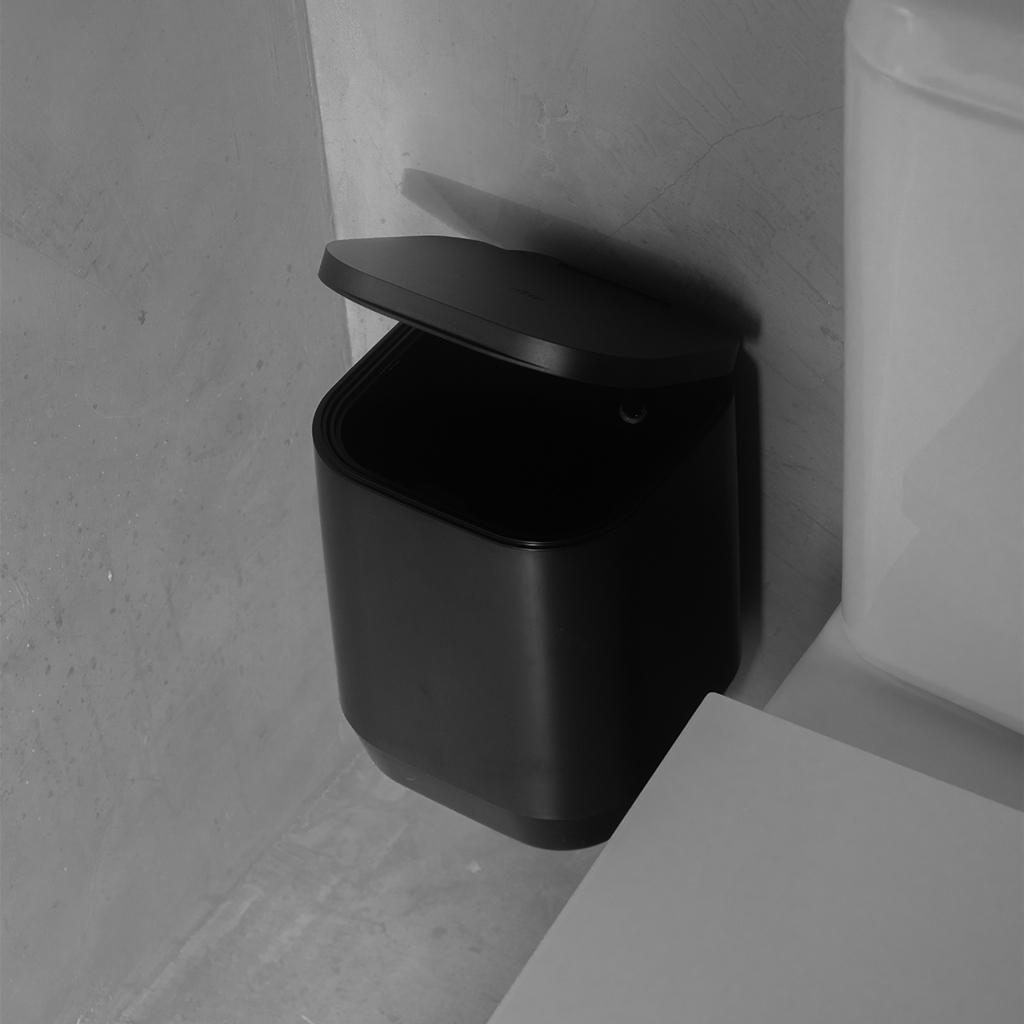 Lixeira 6 Litros de Piso e Parede Suspensa com Adesivo Dupla Face Resistente Até 4kg Preto Multiuso - Home & Living
