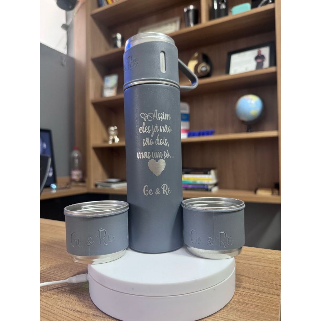 caneca Kit Garrafa Térmica Vacuum Bottle Inox 500ml + 3 Xícaras Bebidas Fria ou Quente PERSONALIZADA
