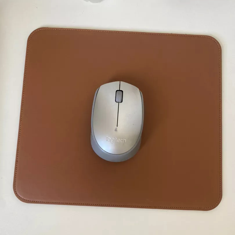 Mouse Pad Pequeno Couro Sintético Ecológico Caramelo - detalhe
