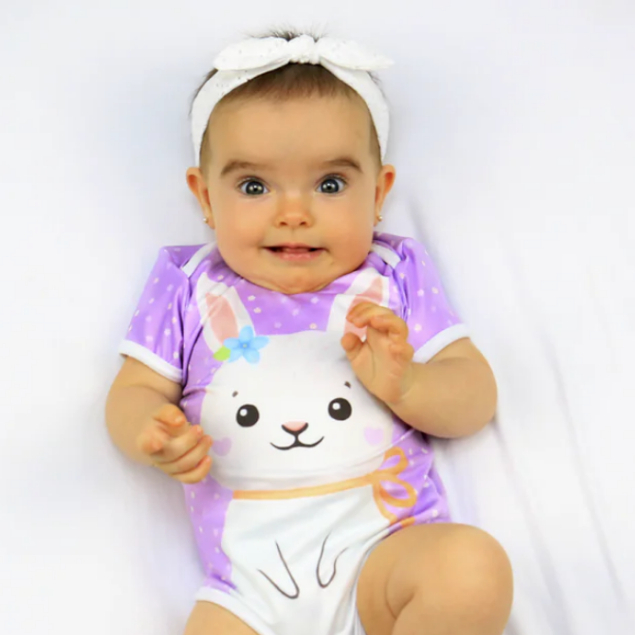 Body Bebê Páscoa Coelho Roxo Confortável Estiloso Proteção Solar 50+ MiniBoo