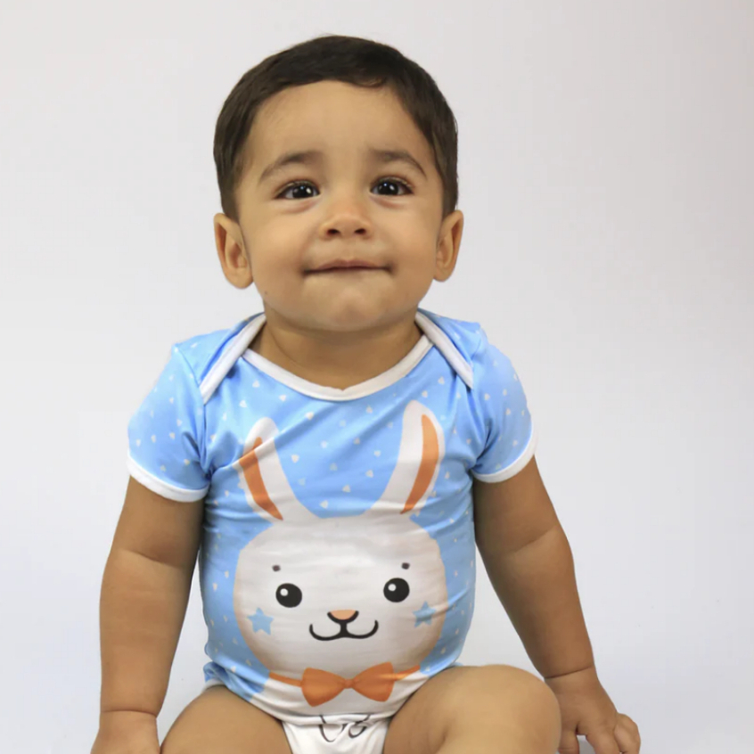 Body Bebê Páscoa Coelho Azul Para Meninos Com Proteção Solar 50+ MiniBoo