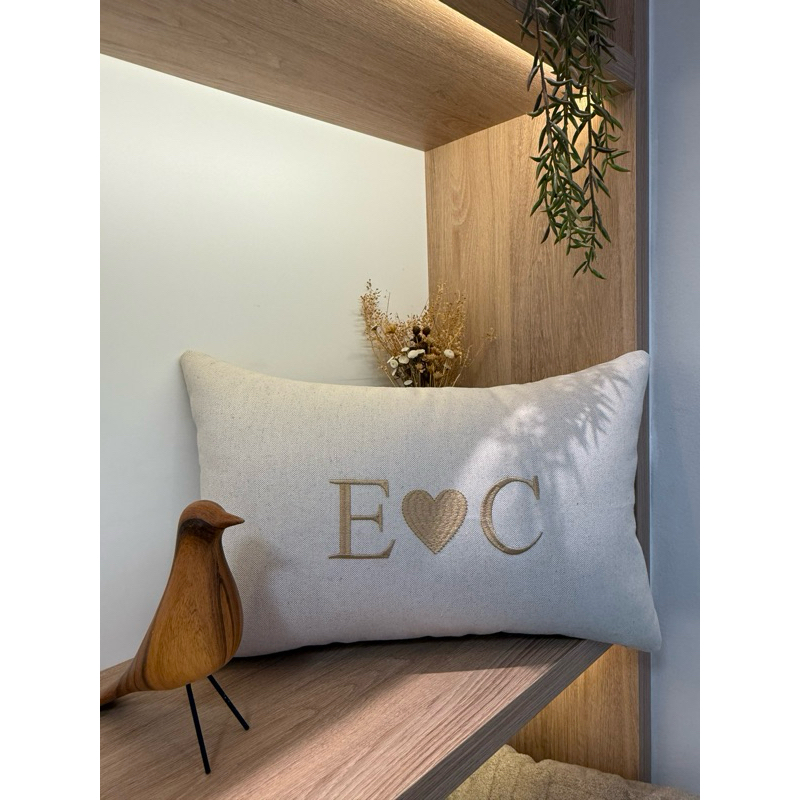 Almofada Personalizada Inicial Casal Bordada CORAÇÃO (01 UNIDADE) 50x30 Com Enchimento Cama Posta