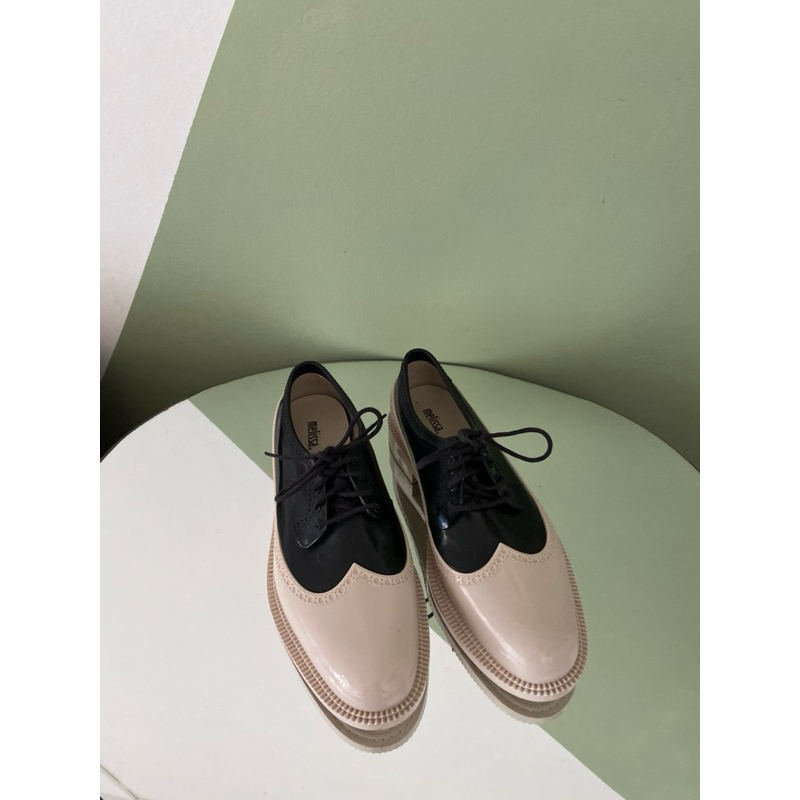 sapato oxford preto e branco brecho melissa