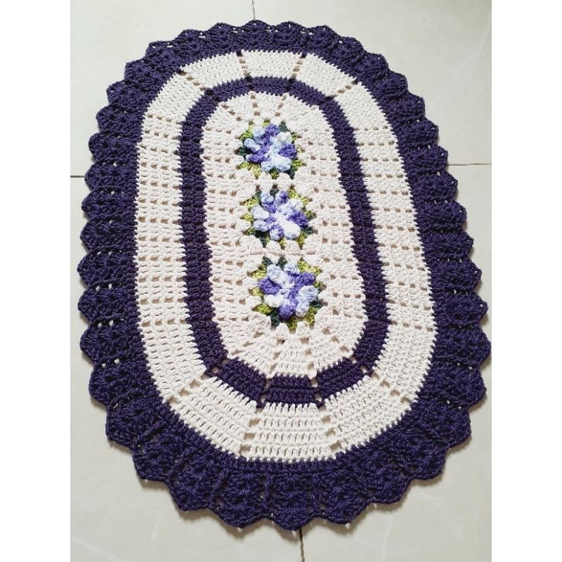 Tapete em crochê oval com flores catavento