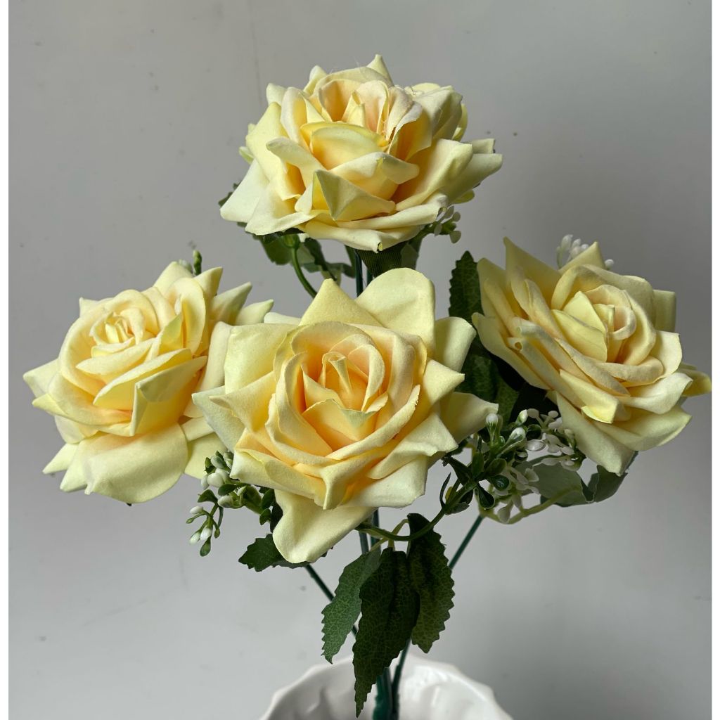 Rosa Veludo Altura total do galho: 30 cm 5 rosas por galho