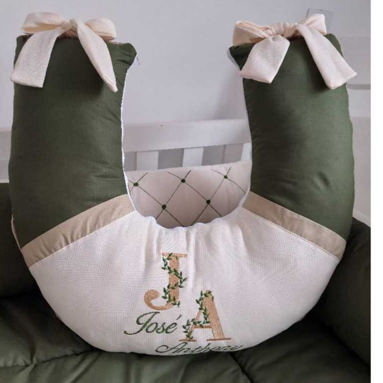 ALMOFADA PARA AMAMENTAÇÃO PERSONALIZADA COM NOME DO BEBÊ VERDE MILITAR COM FUNDO PALHA