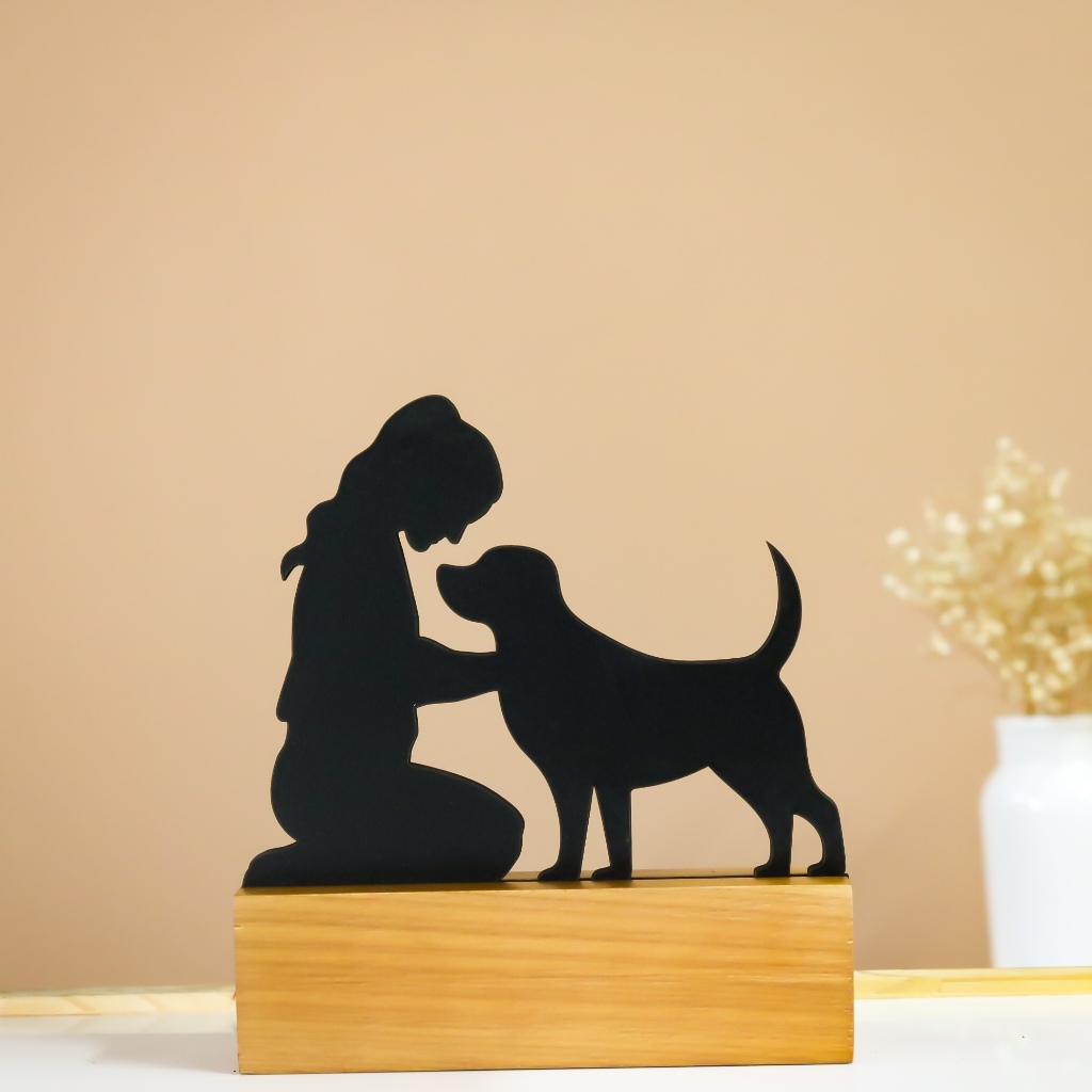 Silhueta, troféu , adorno de mesa - mulher sentada com cachorro , mãe de pet em Oferta na Shopee
