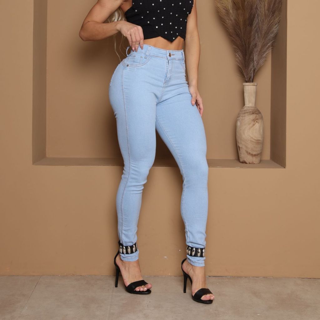 Calça Jeans Clara Clássica de Estilo Tradicional Com Efeito Levanta Bum Bum