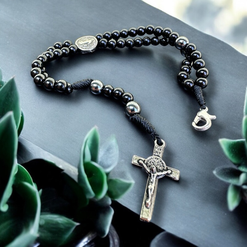 Terço de Pulso Medalha de São Bento ou Aparecida Pérola Preta e Branca NOVIDADE Pulseira Religiosa